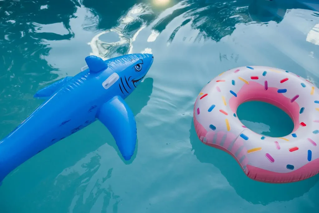 Bóias de crianças abandonadas em uma piscina