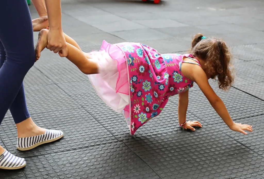 Criança brincando de carrinho de mão
