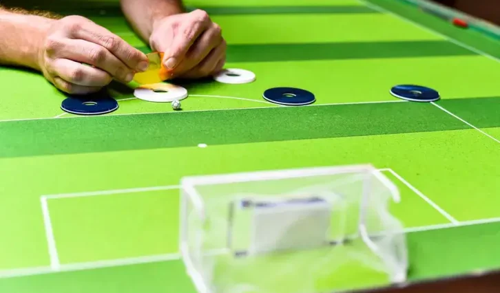 Brincadeira de futebol de botão