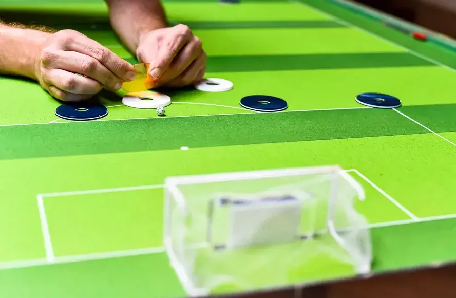 Brincadeira de futebol de botão