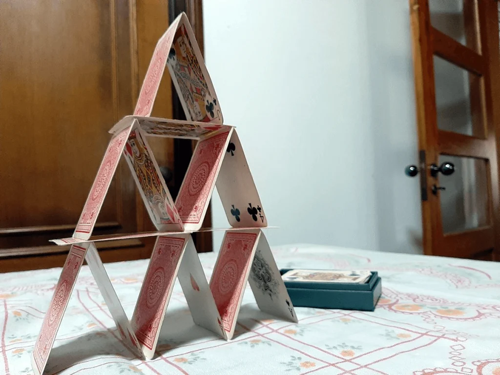 Torre de cartas de baralho em cima de um a mesa