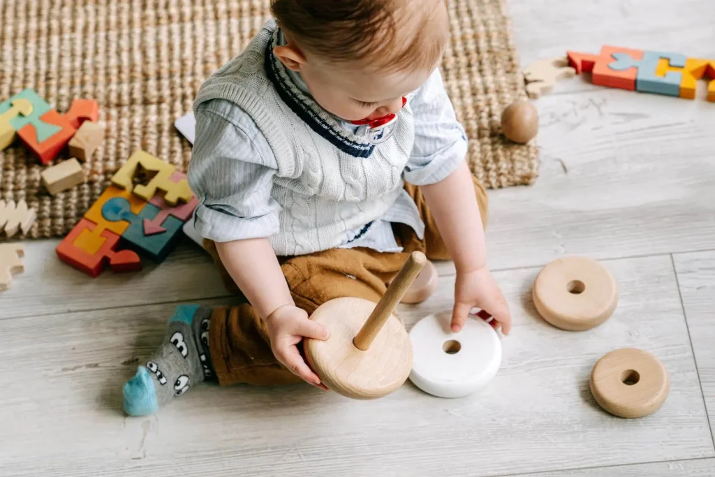 Bebê brincando com brinquedo de madeira