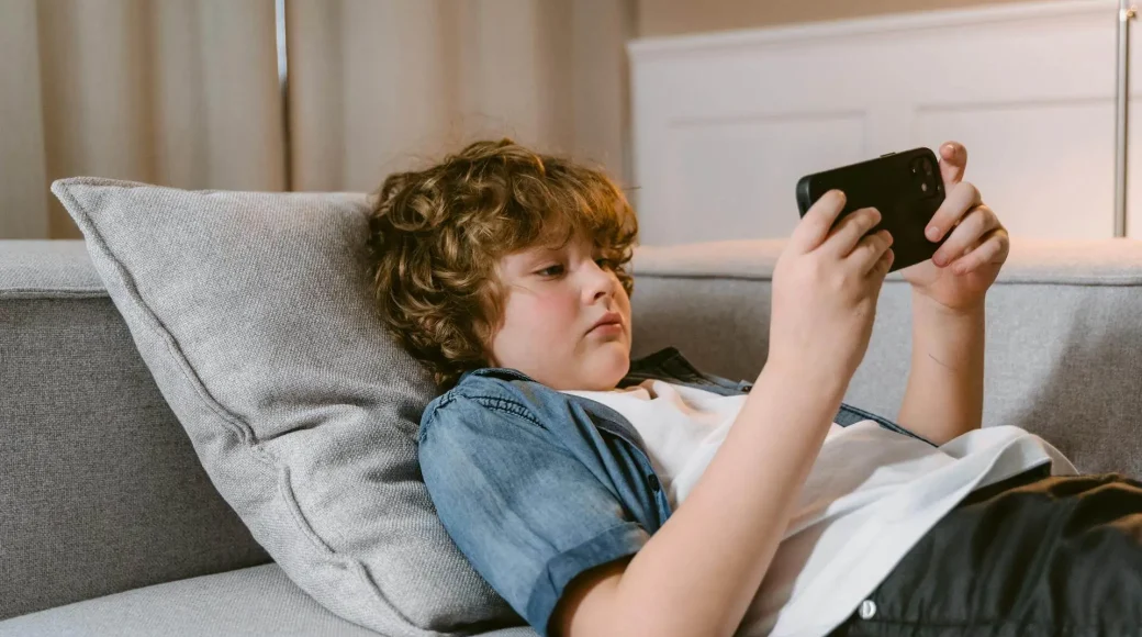 Seu filho corre PERIGO! Os riscos em permitir o uso de celular por crianças