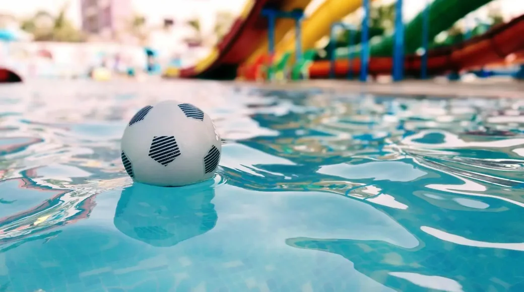 5 brincadeiras incríveis para fazer na piscina neste verão