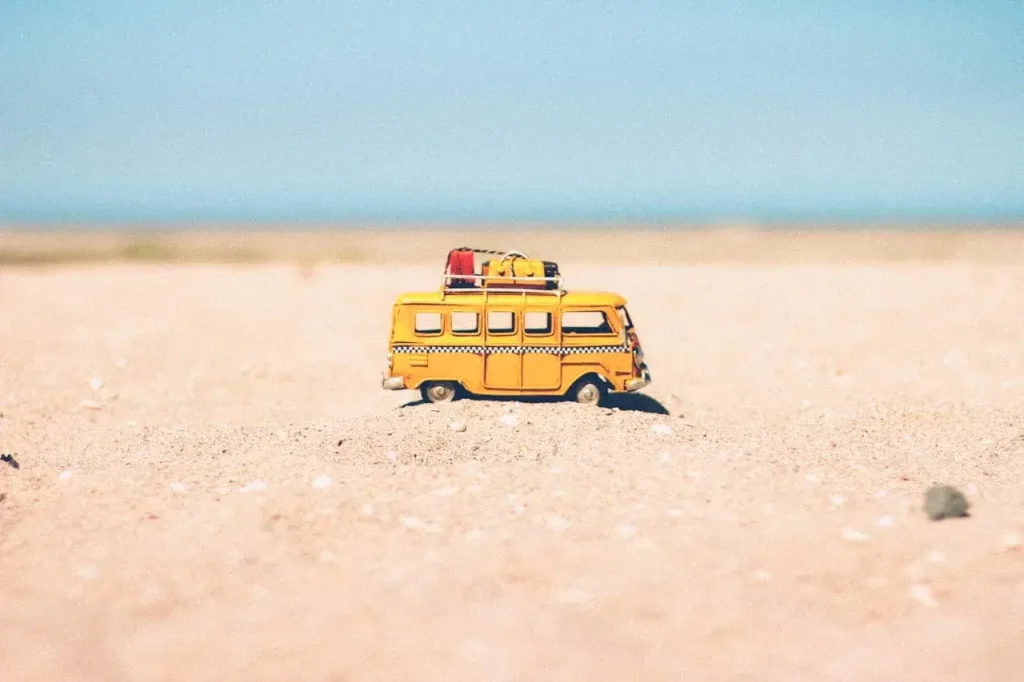 Carrinho amarelo na areia da praia